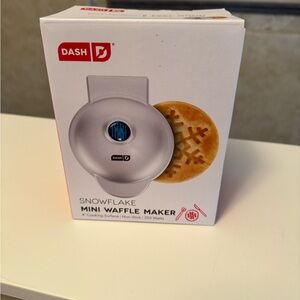 Dash mini snowflake waffle maker
